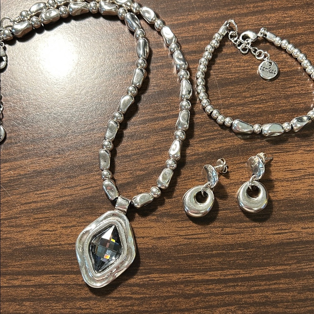 Samka’s Elegant Silver Jewelry Set with Necklace, Bracelet, and Earrings